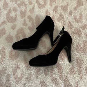 UNISA black strappy velvet heels‎